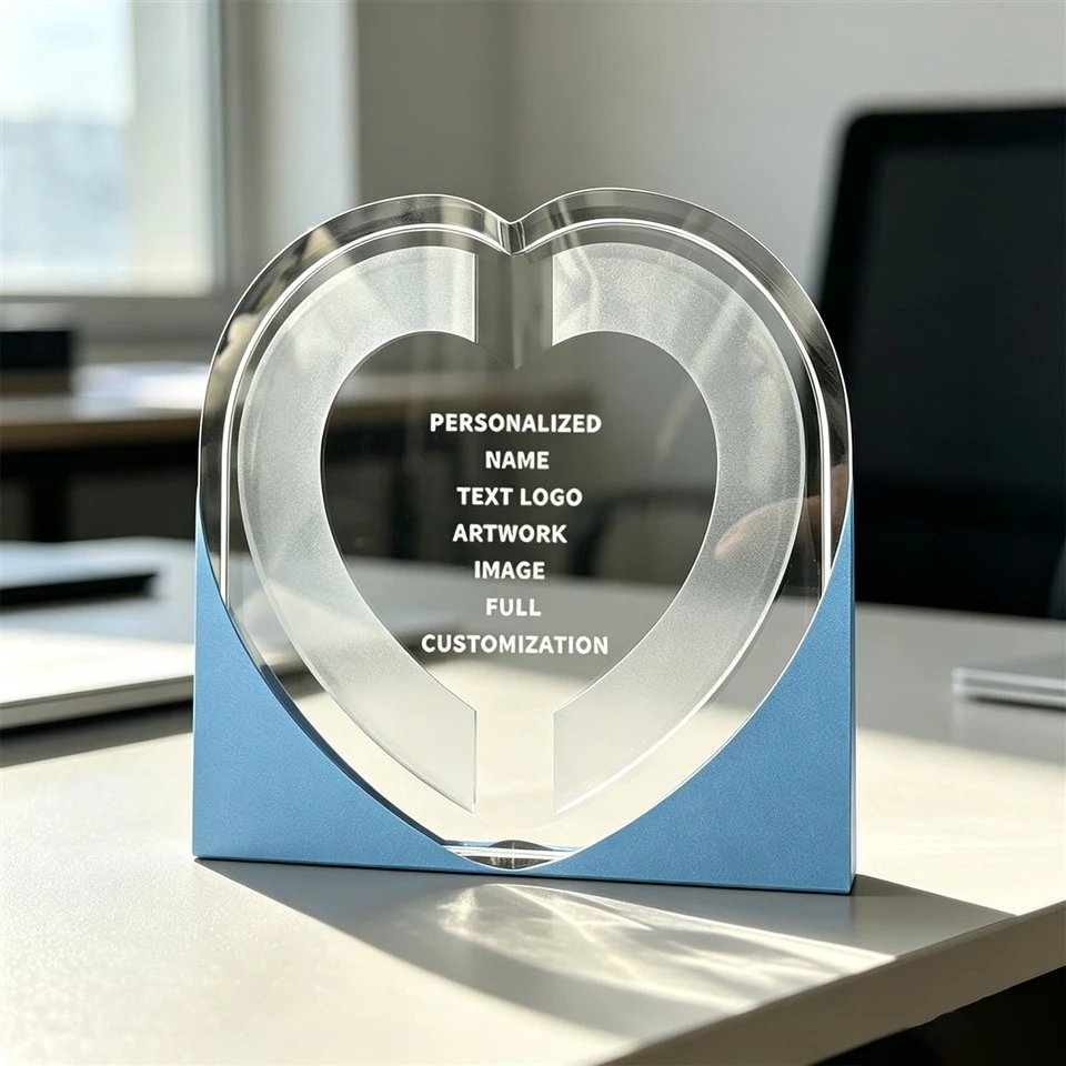 Trofej křišťálového skla s rytým srdcem